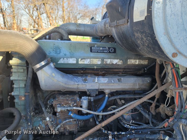 image for item MH9664 1994 International 9400  semi truck