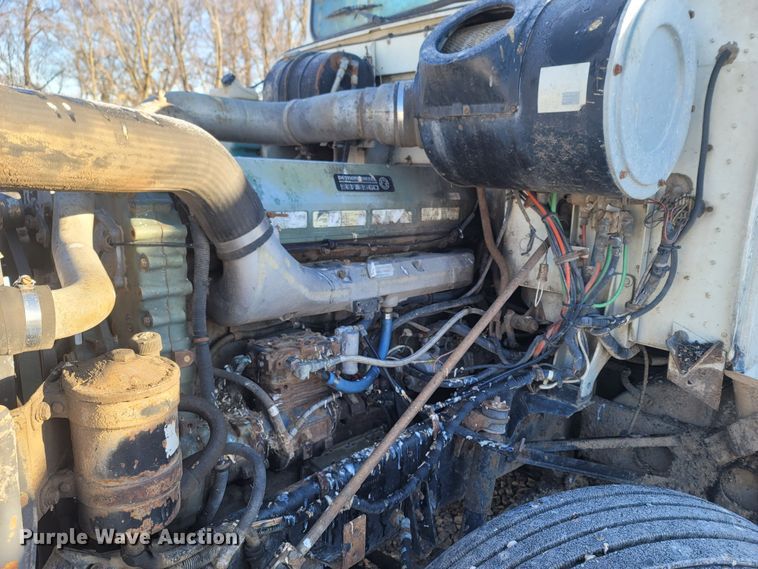 image for item MH9664 1994 International 9400  semi truck