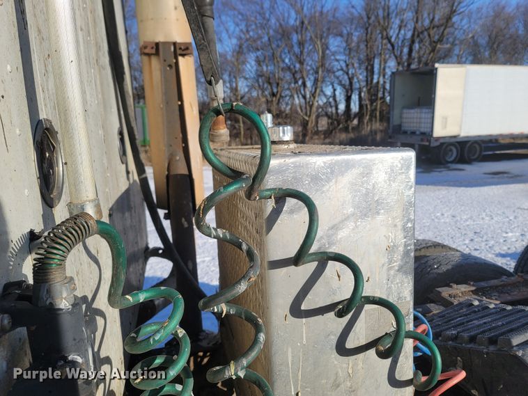 image for item MH9664 1994 International 9400  semi truck