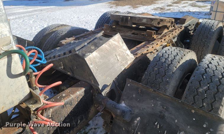 image for item MH9664 1994 International 9400  semi truck