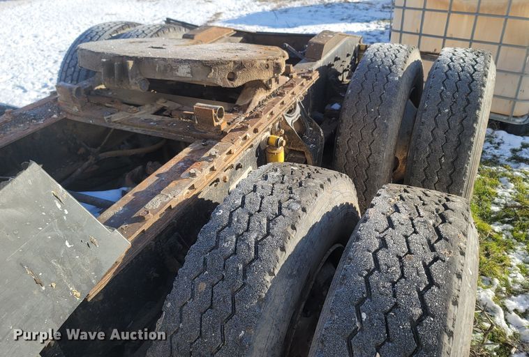 image for item MH9664 1994 International 9400  semi truck