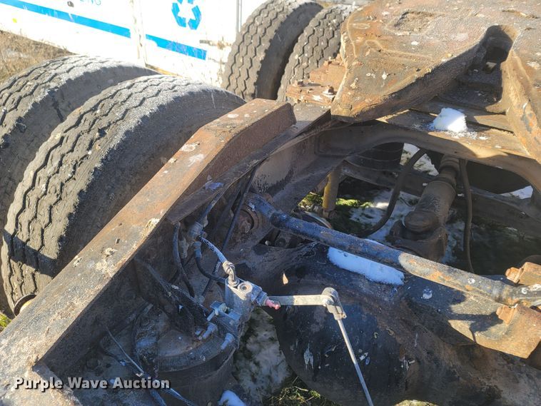 image for item MH9664 1994 International 9400  semi truck