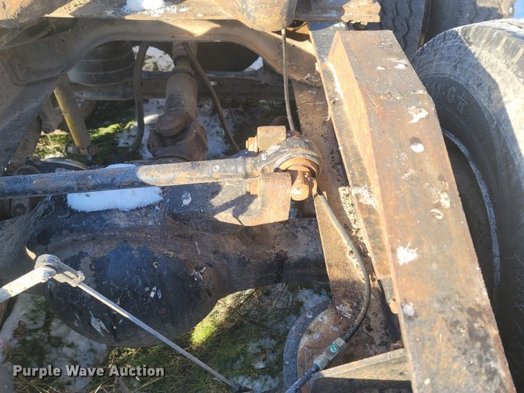 image for item MH9664 1994 International 9400  semi truck