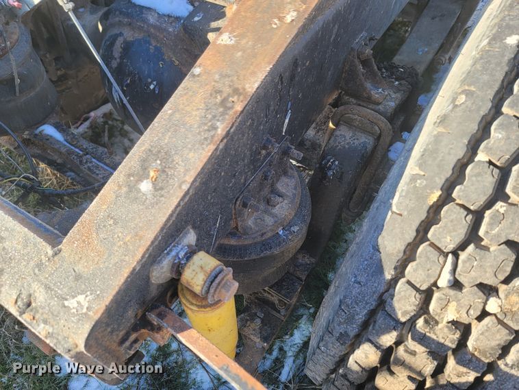 image for item MH9664 1994 International 9400  semi truck