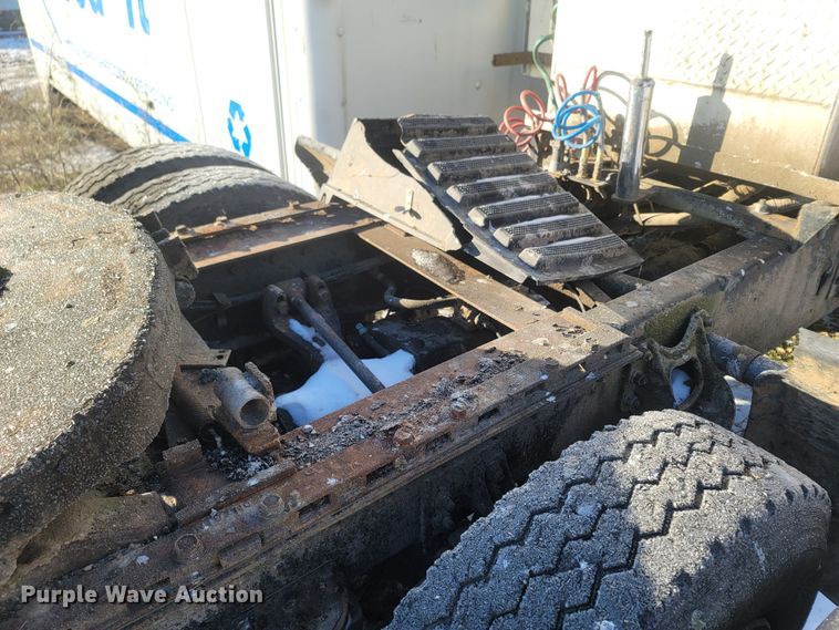 image for item MH9664 1994 International 9400  semi truck