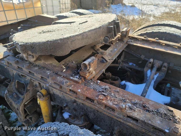 image for item MH9664 1994 International 9400  semi truck