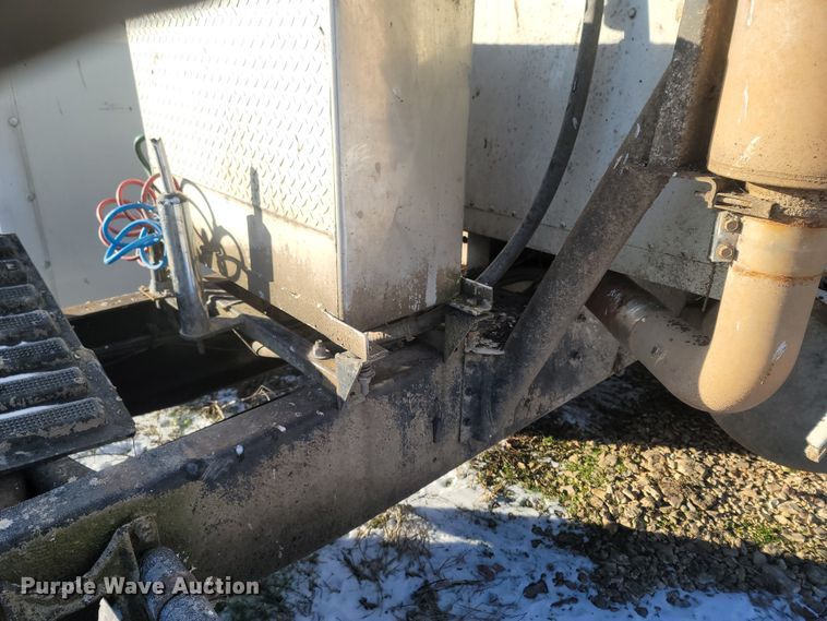 image for item MH9664 1994 International 9400  semi truck