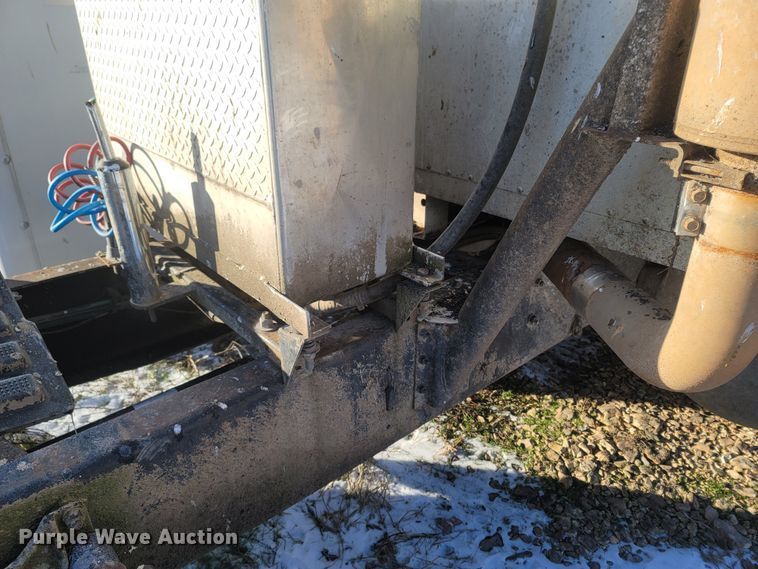 image for item MH9664 1994 International 9400  semi truck