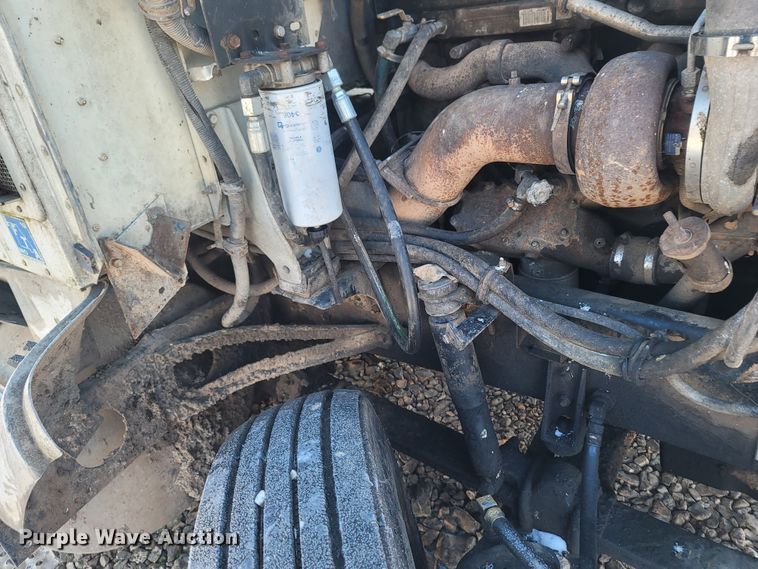 image for item MH9664 1994 International 9400  semi truck