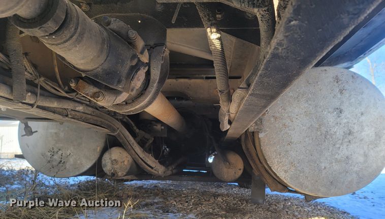 image for item MH9664 1994 International 9400  semi truck