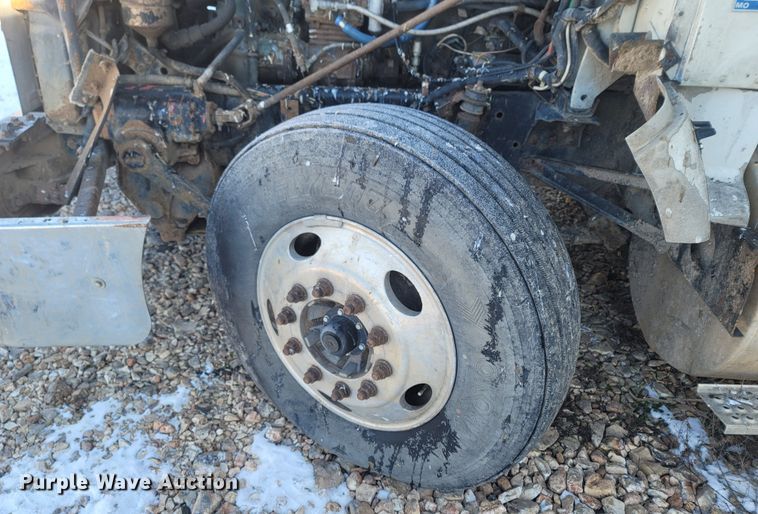 image for item MH9664 1994 International 9400  semi truck