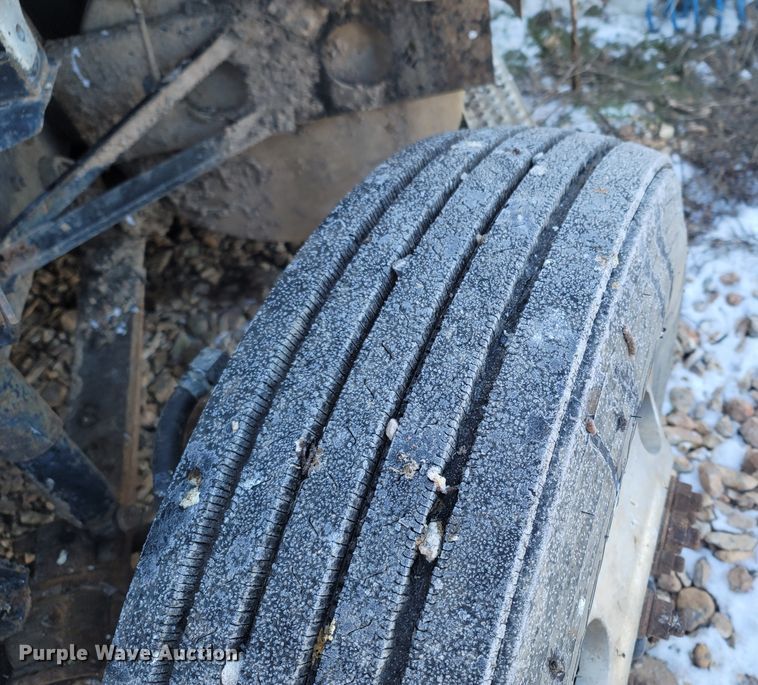 image for item MH9664 1994 International 9400  semi truck