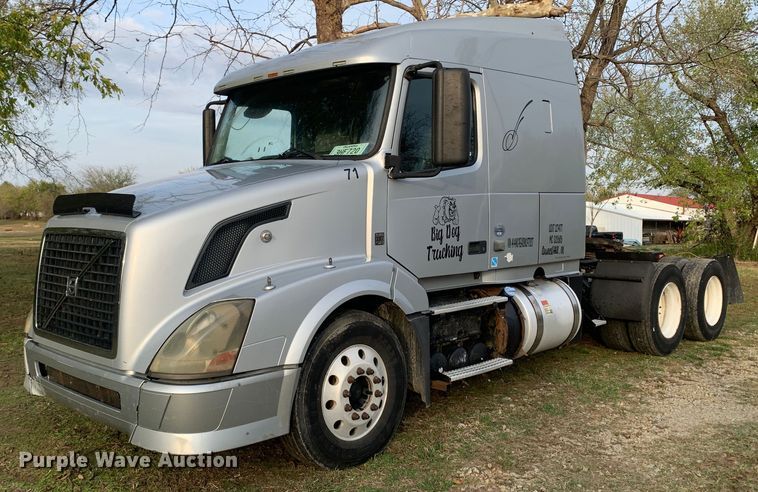 image for item MH9901 2011 Volvo VNL  semi truck