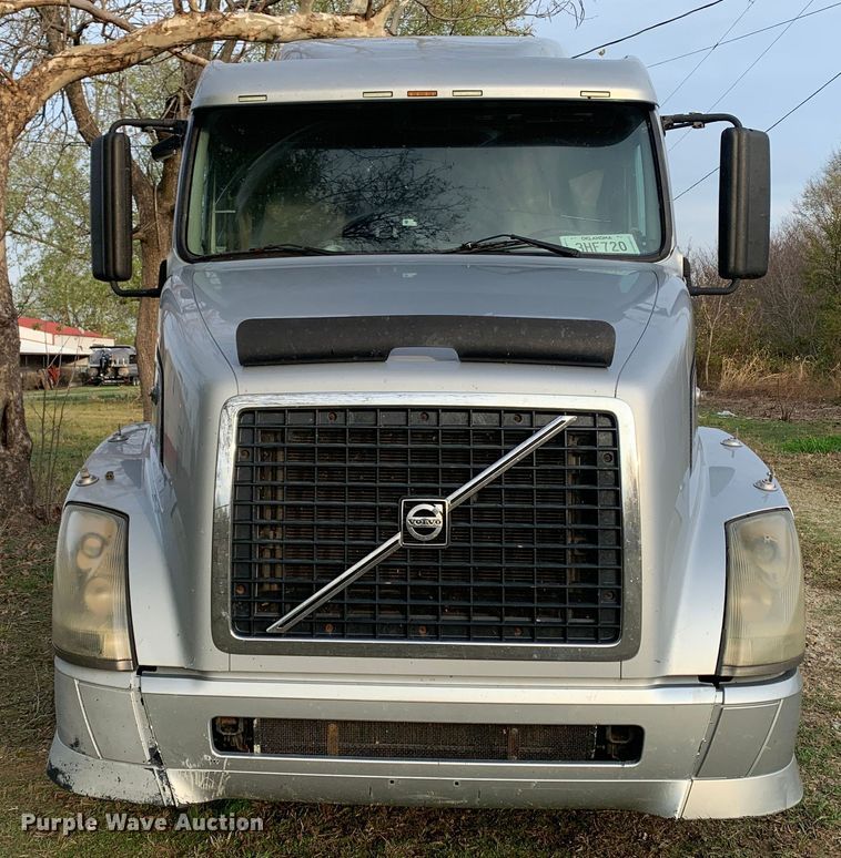 image for item MH9901 2011 Volvo VNL  semi truck