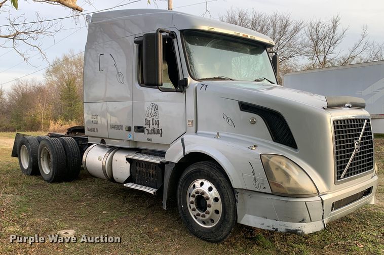 image for item MH9901 2011 Volvo VNL  semi truck