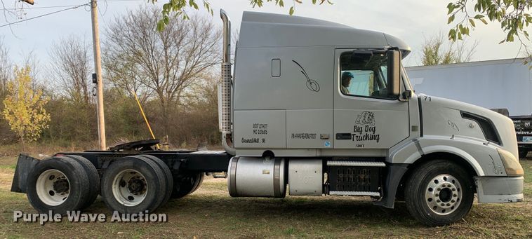 image for item MH9901 2011 Volvo VNL  semi truck