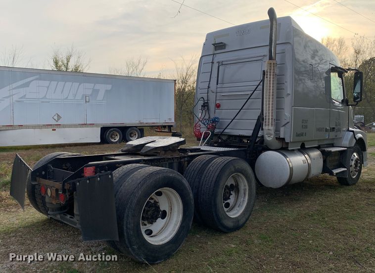 image for item MH9901 2011 Volvo VNL  semi truck