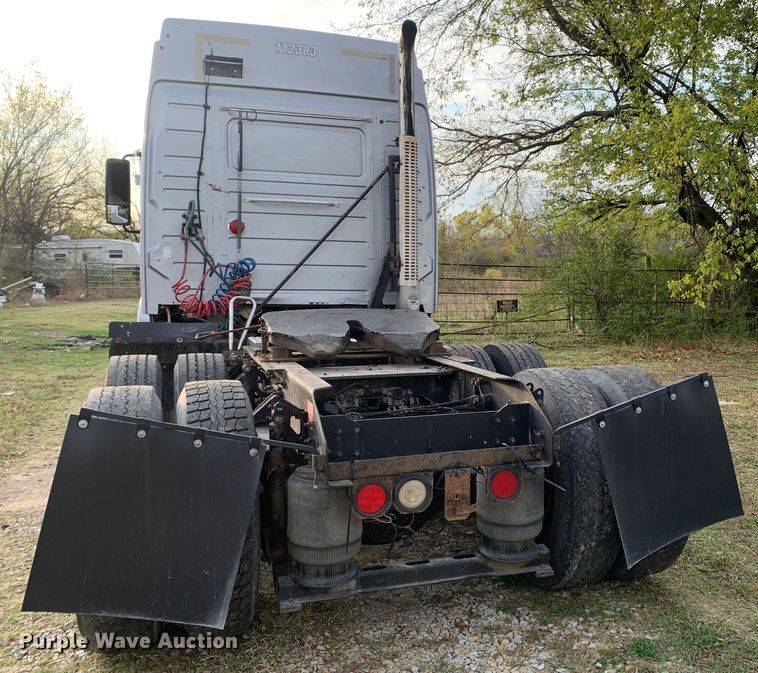 image for item MH9901 2011 Volvo VNL  semi truck