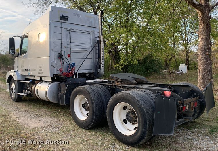 image for item MH9901 2011 Volvo VNL  semi truck