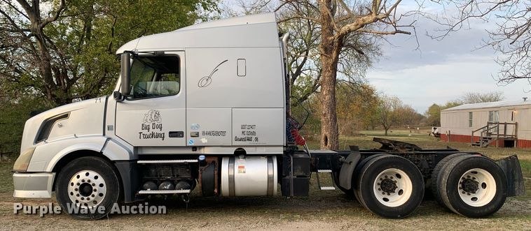 image for item MH9901 2011 Volvo VNL  semi truck