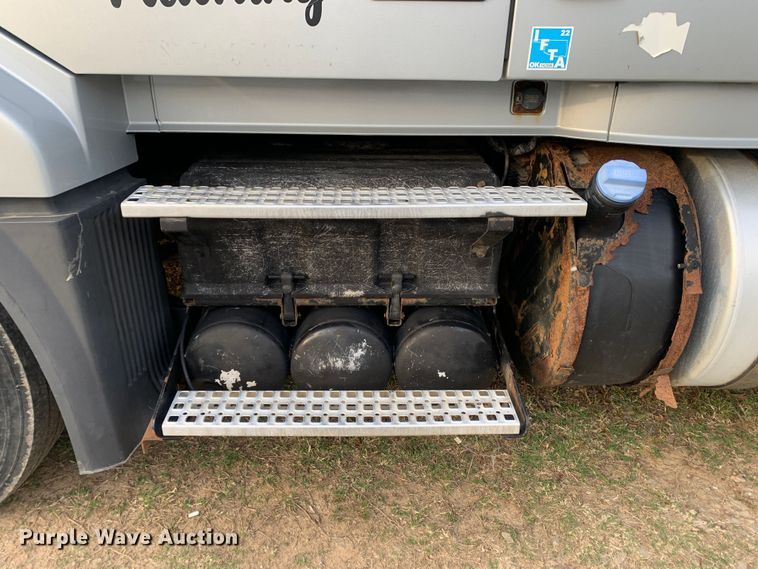 image for item MH9901 2011 Volvo VNL  semi truck