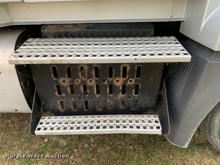 image for item MH9901 2011 Volvo VNL  semi truck