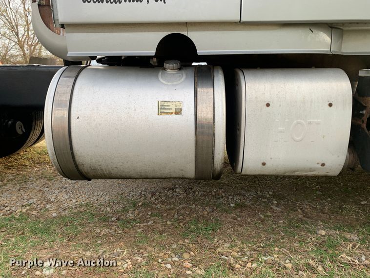 image for item MH9901 2011 Volvo VNL  semi truck