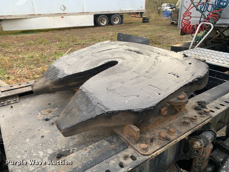 image for item MH9901 2011 Volvo VNL  semi truck