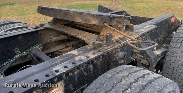 image for item MH9901 2011 Volvo VNL  semi truck