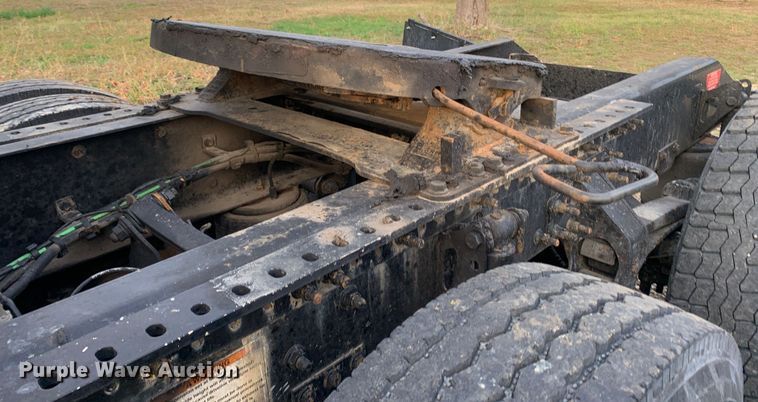 image for item MH9901 2011 Volvo VNL  semi truck