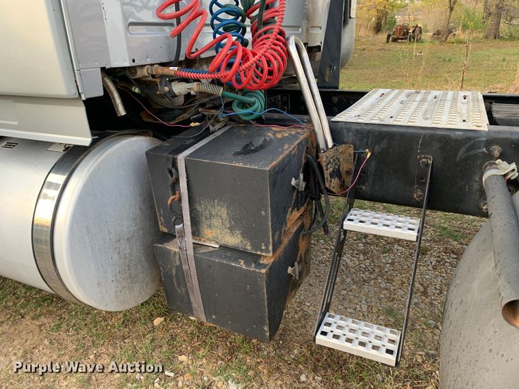 image for item MH9901 2011 Volvo VNL  semi truck