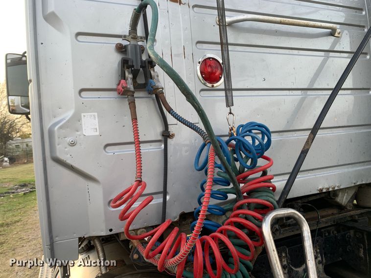 image for item MH9901 2011 Volvo VNL  semi truck