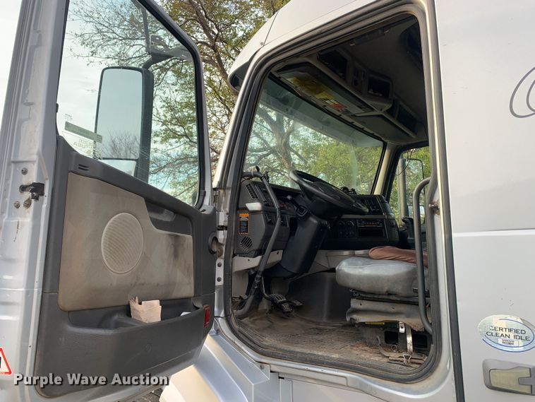 image for item MH9901 2011 Volvo VNL  semi truck