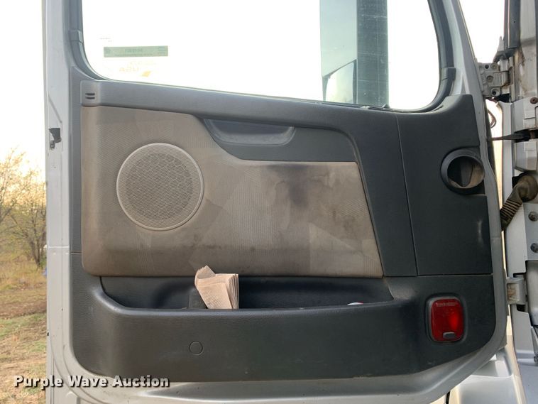 image for item MH9901 2011 Volvo VNL  semi truck