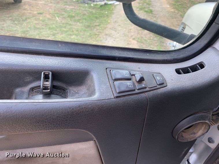 image for item MH9901 2011 Volvo VNL  semi truck