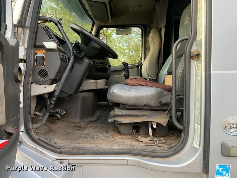 image for item MH9901 2011 Volvo VNL  semi truck