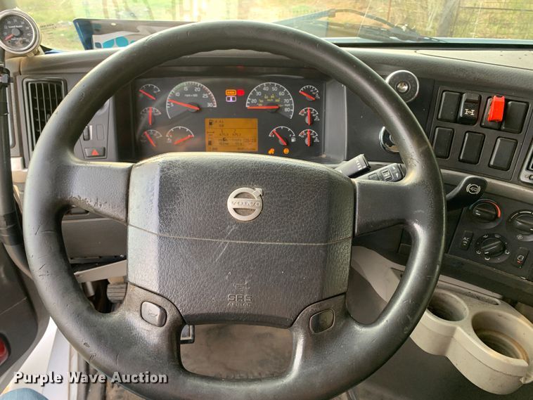 image for item MH9901 2011 Volvo VNL  semi truck