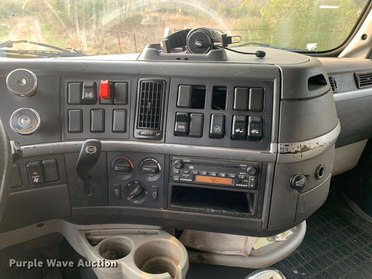 image for item MH9901 2011 Volvo VNL  semi truck