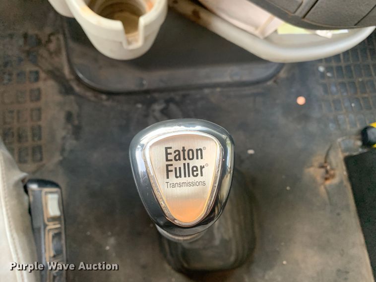 image for item MH9901 2011 Volvo VNL  semi truck