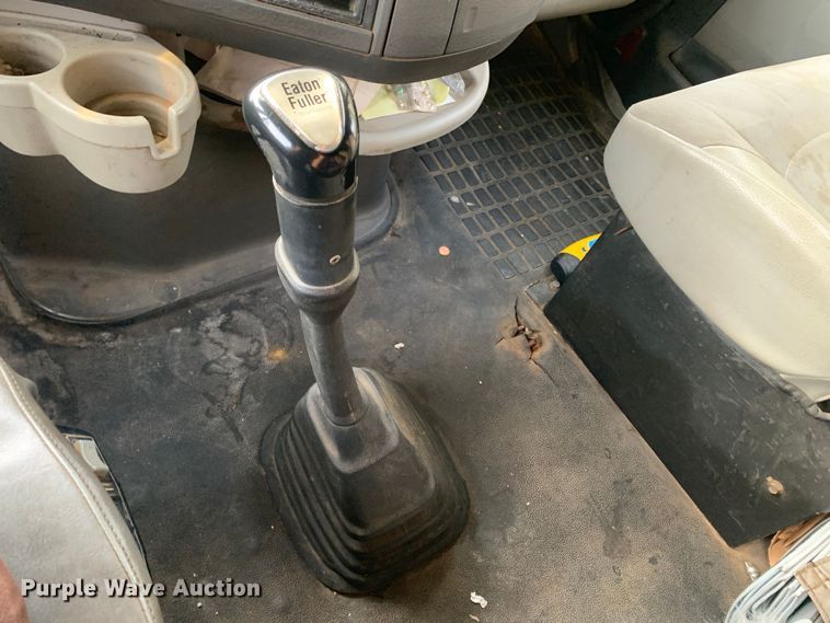 image for item MH9901 2011 Volvo VNL  semi truck