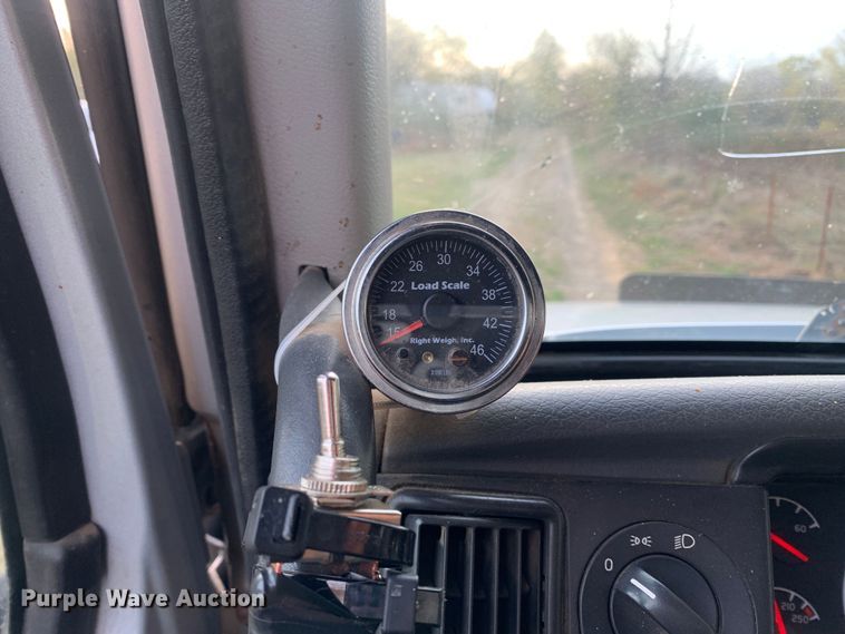 image for item MH9901 2011 Volvo VNL  semi truck