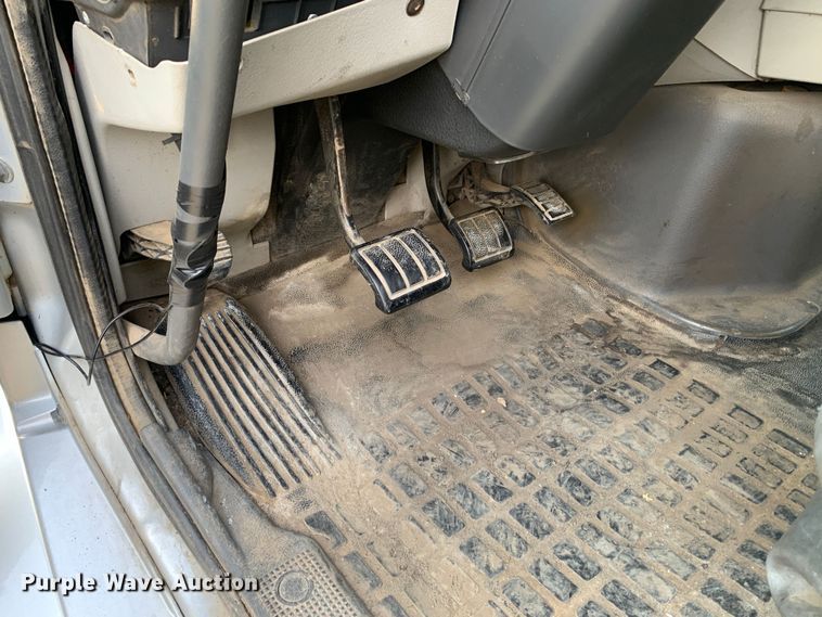 image for item MH9901 2011 Volvo VNL  semi truck