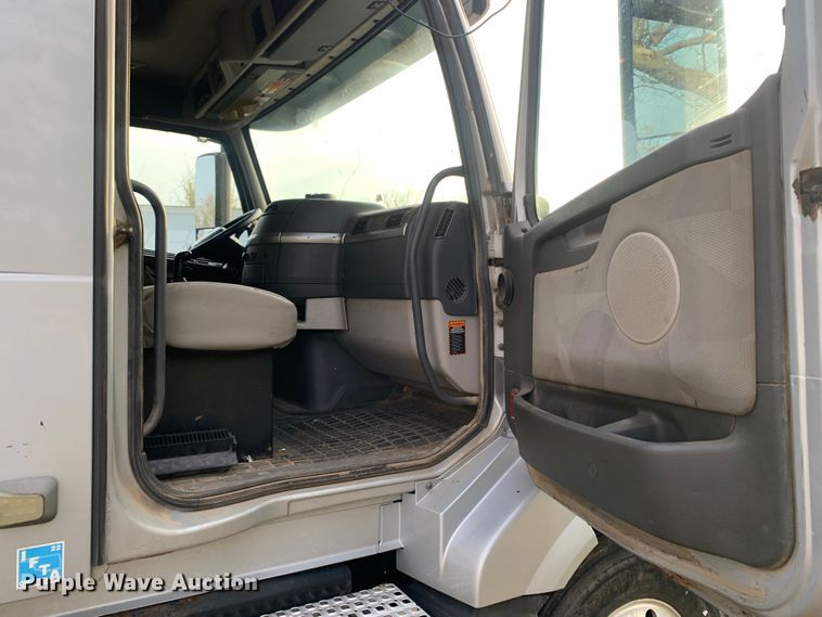 image for item MH9901 2011 Volvo VNL  semi truck