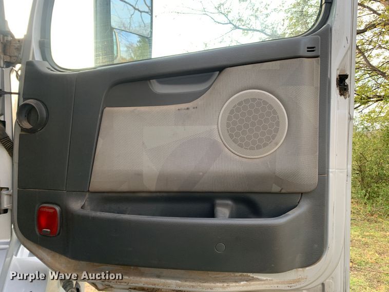 image for item MH9901 2011 Volvo VNL  semi truck