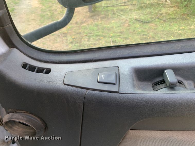 image for item MH9901 2011 Volvo VNL  semi truck