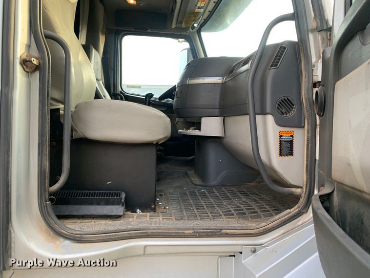 image for item MH9901 2011 Volvo VNL  semi truck