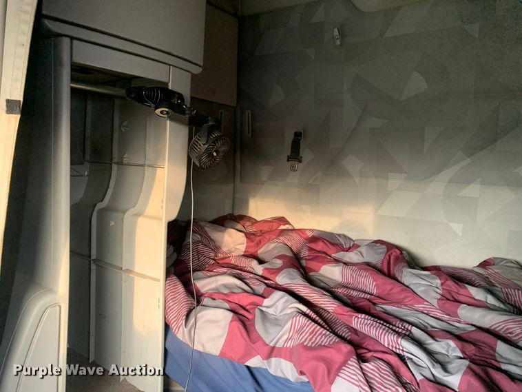 image for item MH9901 2011 Volvo VNL  semi truck