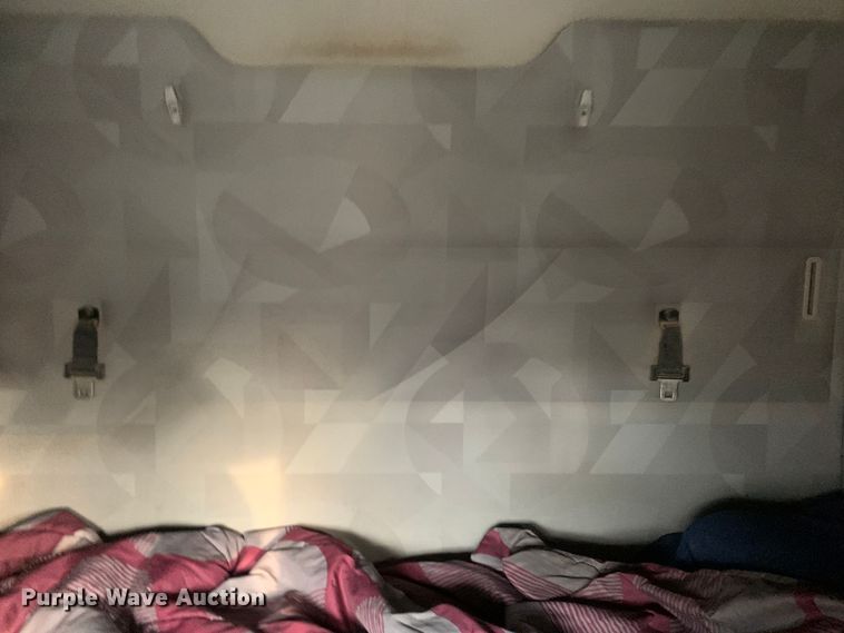 image for item MH9901 2011 Volvo VNL  semi truck