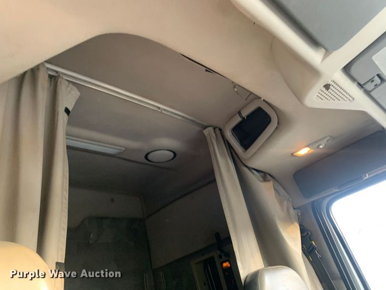 image for item MH9901 2011 Volvo VNL  semi truck