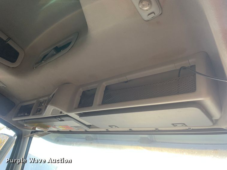 image for item MH9901 2011 Volvo VNL  semi truck